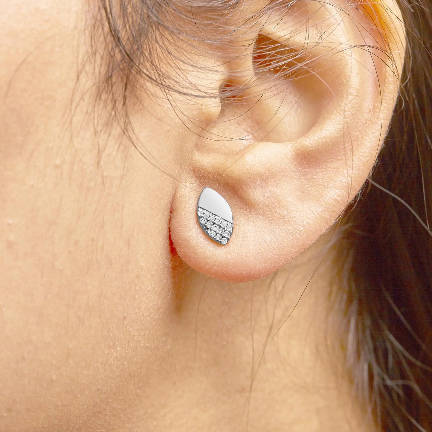 925 Sterling Silver 1/6 Cttw Diamond and Mirror Polish Pear Shape Stud Earrings (I-J Color, I2-I3 Clarity)